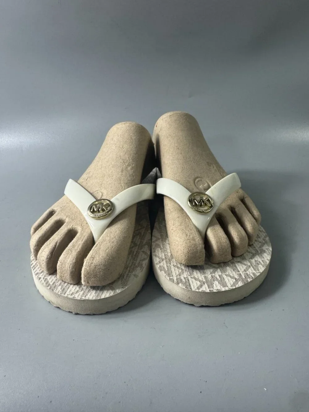 MICHAEL Michael Kors VANILLA WHITE FLIP FLOP MK LOGO SANDALS - Size 8